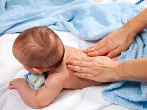 Masajea suavemente a tu bebé para dormirlo